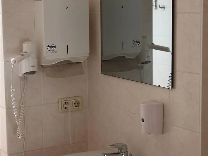 Hotel-pension Adamshof בית הארחה ברלין