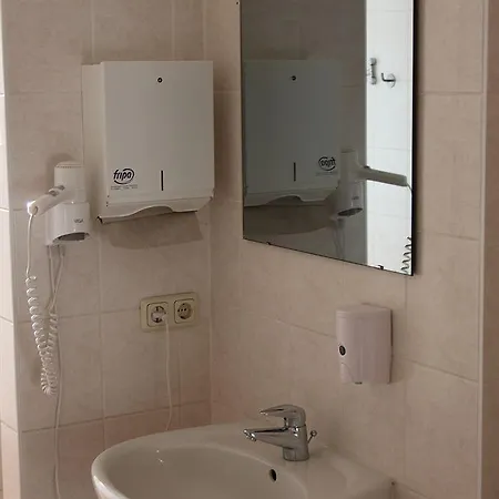 Hotel-pension Adamshof בית הארחה ברלין