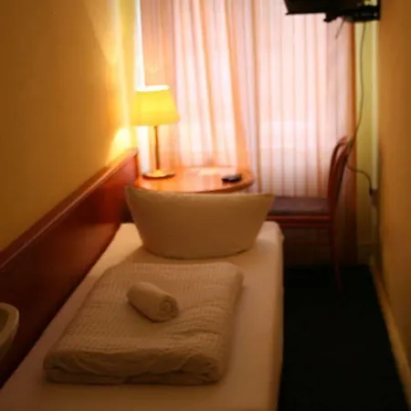 Hotel-pension Adamshof בית הארחה ברלין