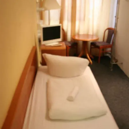 Hotel-pension Adamshof 2* ברלין